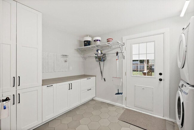 Building Photo - Beautiful Steilacoom Home with Private ADU, Covered Patio, Bonus Gym & A/C!