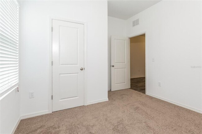 Building Photo - 194 Hidden Lk Lp