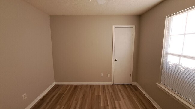 Building Photo - 3 bedroom 2 bath house available for rent!