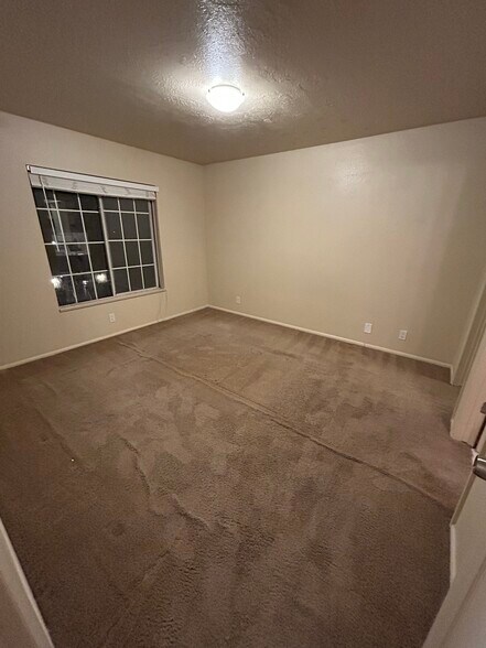 Master Bedroom with Walk in Closet - 1221 E Waterside Cv