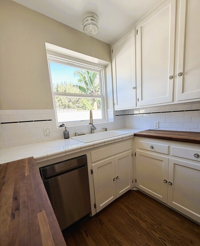 Building Photo - 1803 N Flower St