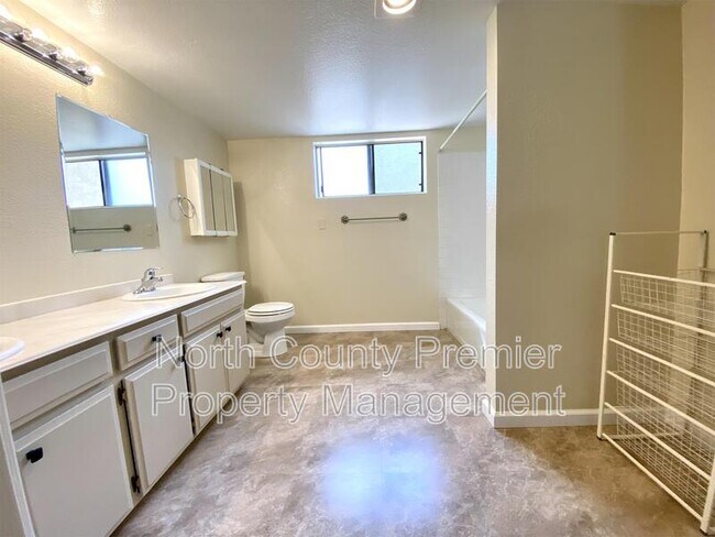 Building Photo - 2420 Torrey Pines Rd