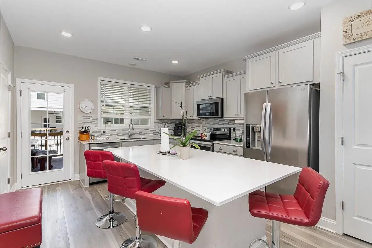 2nd floor kitchen - 1006 Gateway Commons Cir