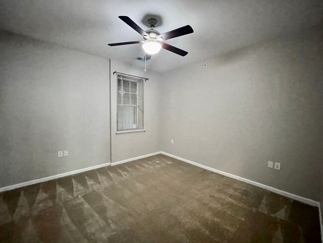 Building Photo - 2 Bedroom Condo w/Open Floor-Plan & Stainless Steel Appliances! Some Utilities Included!