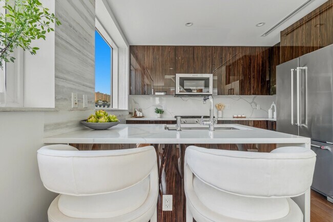 Building Photo - 800 AVENUE AT Port