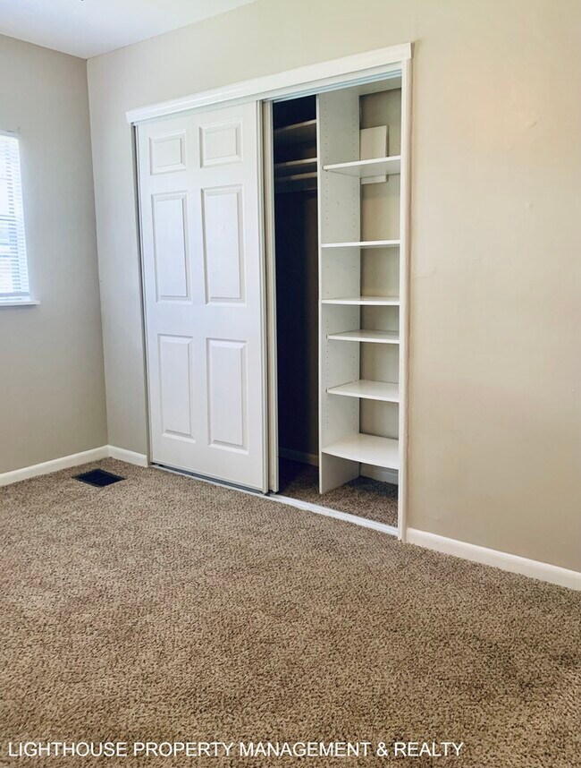 Building Photo - Cozy 2/1 duplex