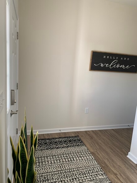Small Entry way into townhouse - 239 Louise Ln