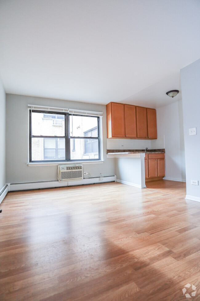 Building Photo - 455 W Briar Pl