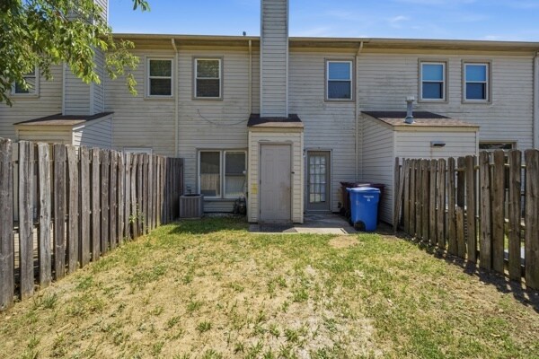 Building Photo - 748 Creekside Cres
