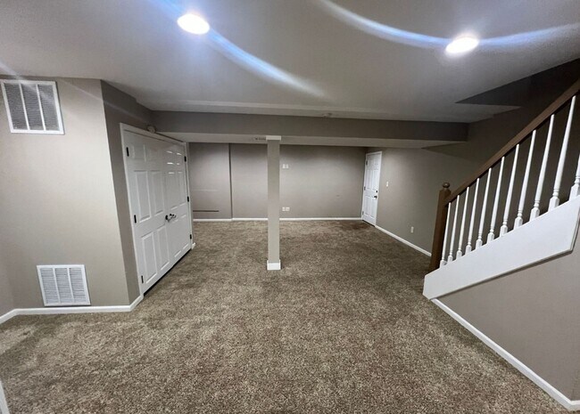 Building Photo - 925 NE Carousel Ln
