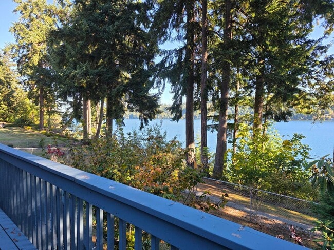 Building Photo - Waterfront Home in Illahee!