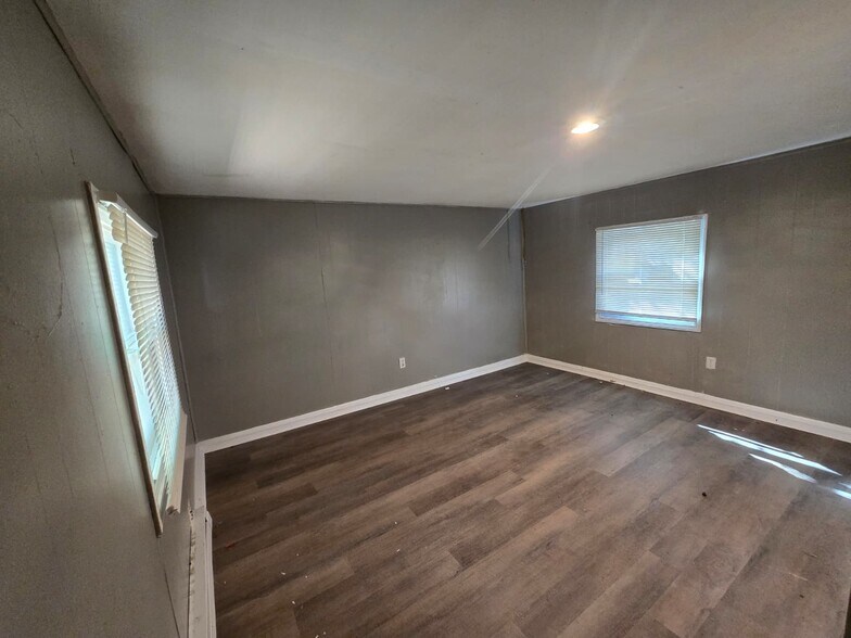 Building Photo - 9846 Dennis Dr