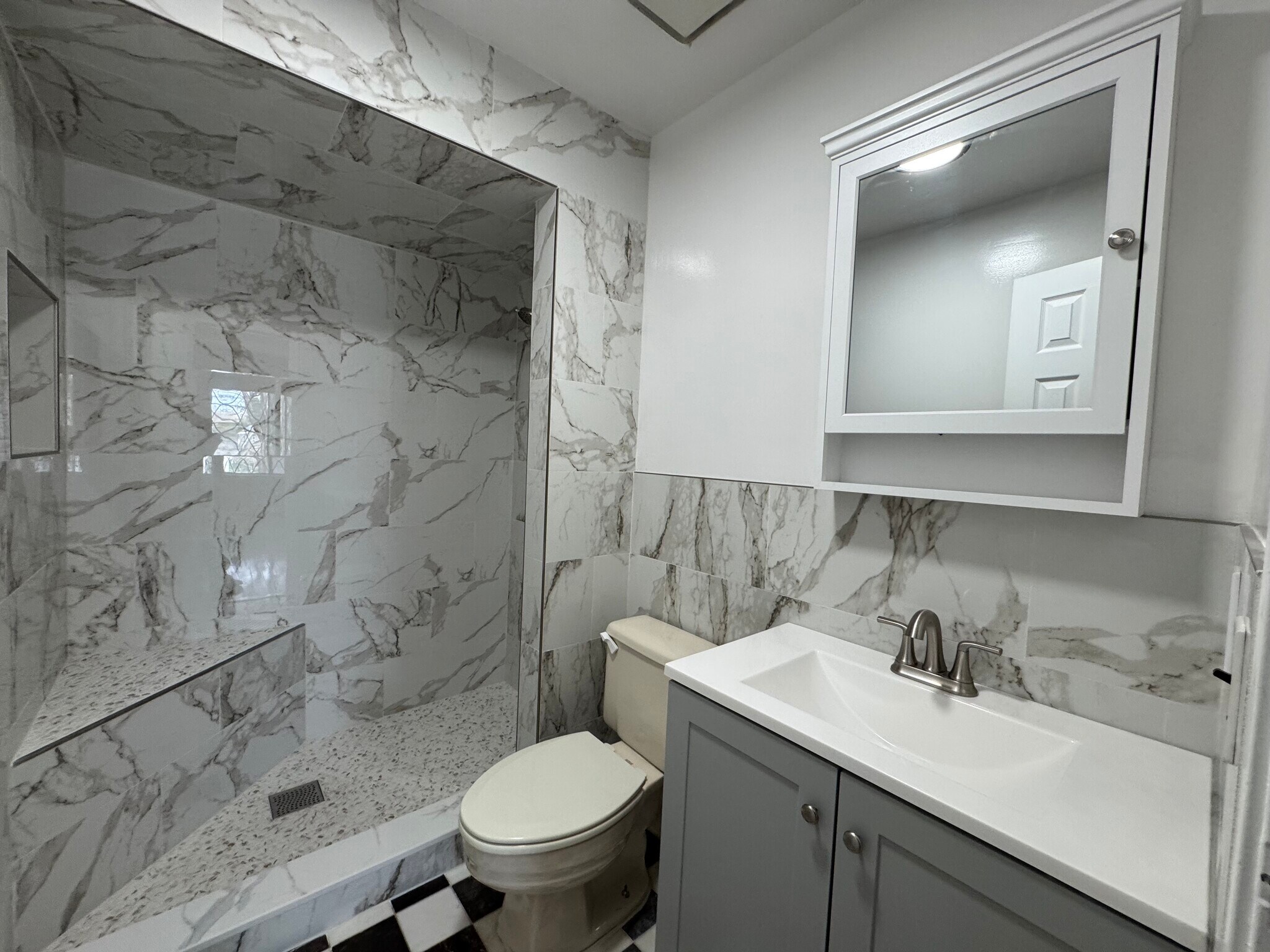 Primary Bedroom Private Bathroom - 192 Burnett Ave