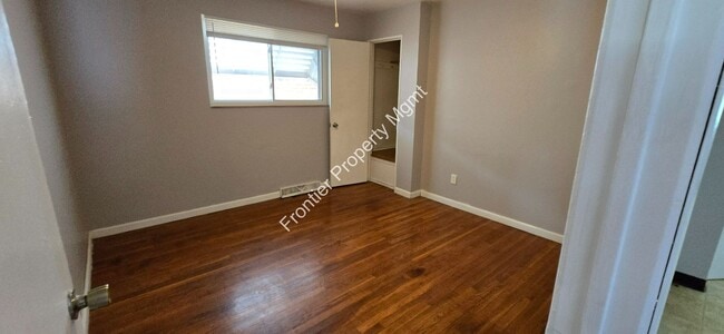 Building Photo - Available NOW! Beautiful/Unique 2 bed 1 ba...