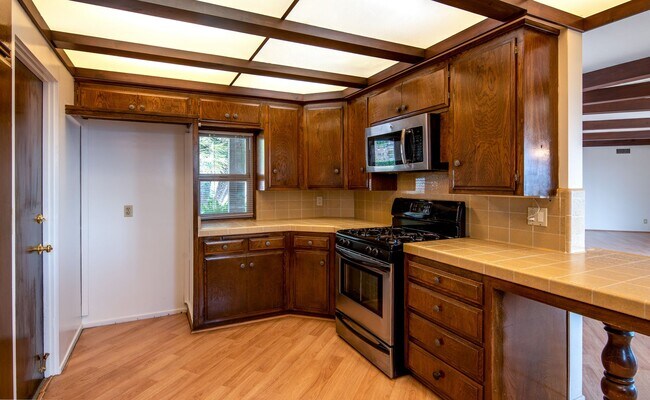 Building Photo - Home in La Crescenta Mountains