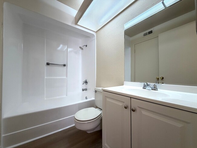 Building Photo - Glendale 3 Bed / 2 Bath Townhome | Two-Story Layout