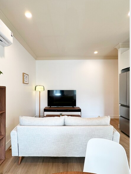 Building Photo - 1445 Tamarind Ave