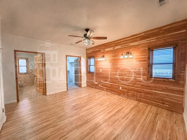 Building Photo - Ivywild Main Floor Living