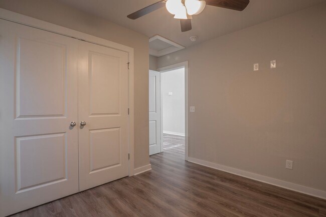 Building Photo - 2 Bedroom 2 Bath home located in Fayetteville!