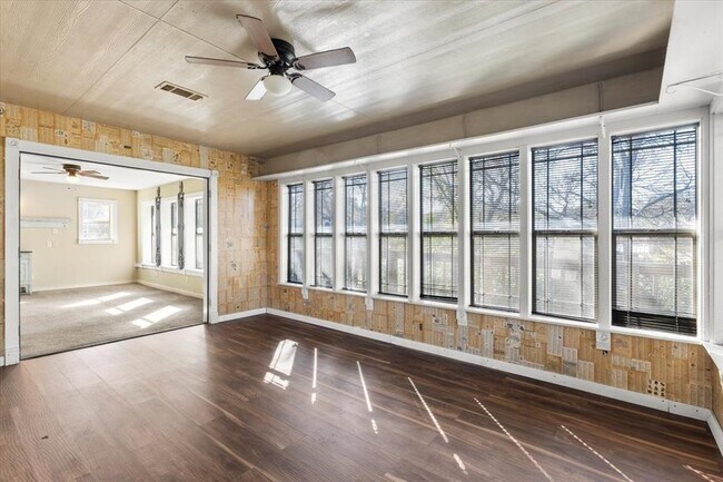 Building Photo - 1005 Center Cir