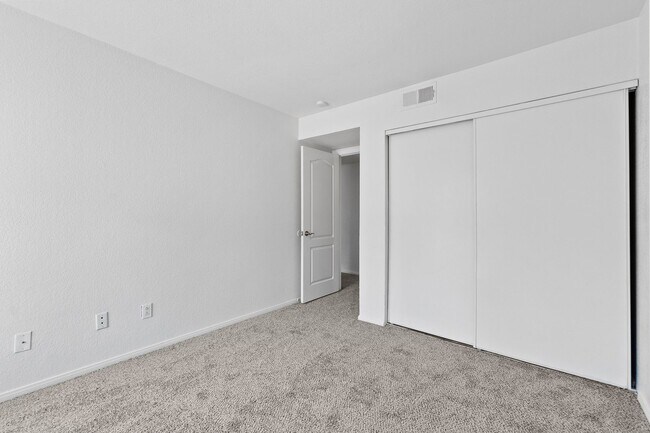 Building Photo - 3 Bedroom Condo at THE LAKES!