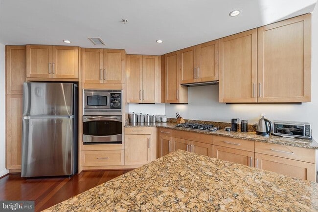 Building Photo - 8220 Crestwood Heights Dr