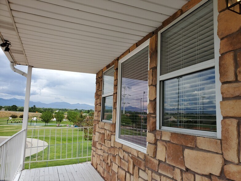 Building Photo - 940 W Red Oaks Dr