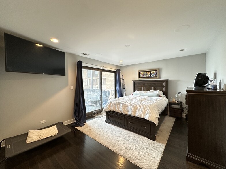 Building Photo - 917 N Damen Ave