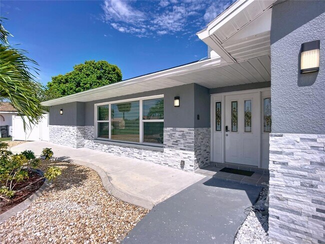 Building Photo - 6531 Santiago Ct