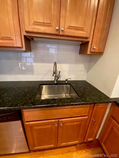 Building Photo - 174 Meadow St