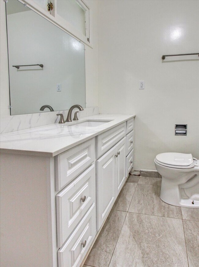 Building Photo - 3 bedrooms, 2 bathrooms house in La Habra