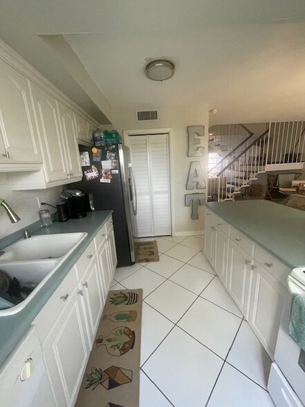 Kitchen - 6500 Kendale Lakes Dr