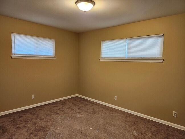 Building Photo - 827 Darryl Ln