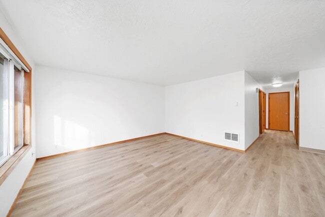 Building Photo - Spacious 3 bedroom 1.5 bath townhome Hillsboro!