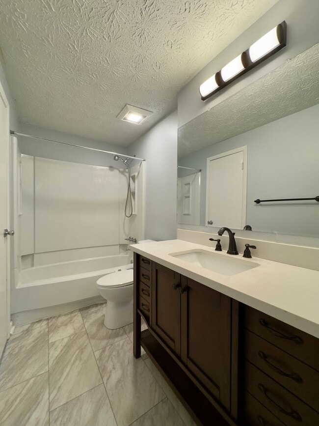 Building Photo - A Spacious 3-Bedroom / 2-Bathroom Apartmen...