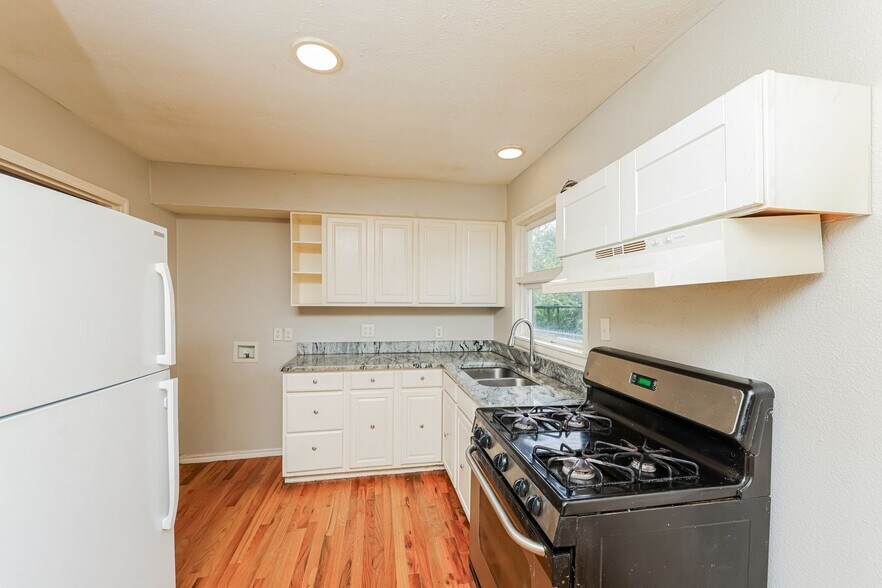 Building Photo - 5175 Cardiff St