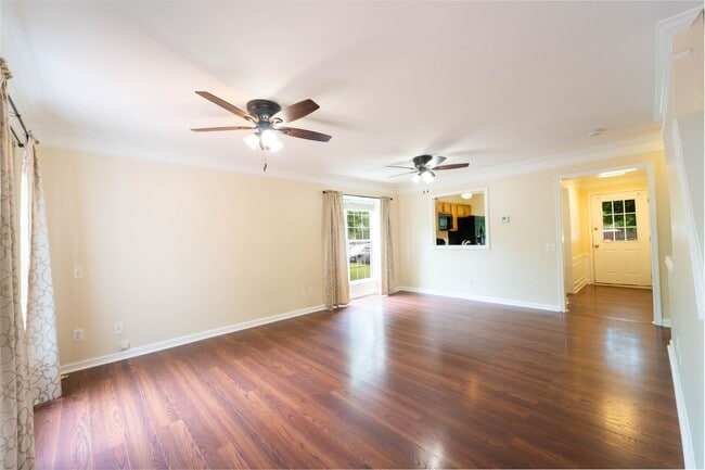 Building Photo - Updated 3-Level End Unit Townhouse in Caro...