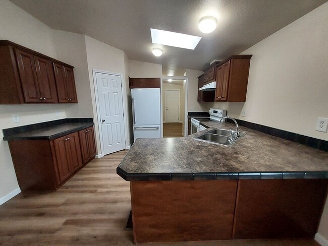 Building Photo - Available Now 3 bedroom, 2bath!!