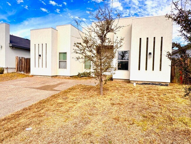 Building Photo - 1009 La Muralla St