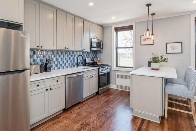 Building Photo - Comfortable and Spacious Rental Opportunity