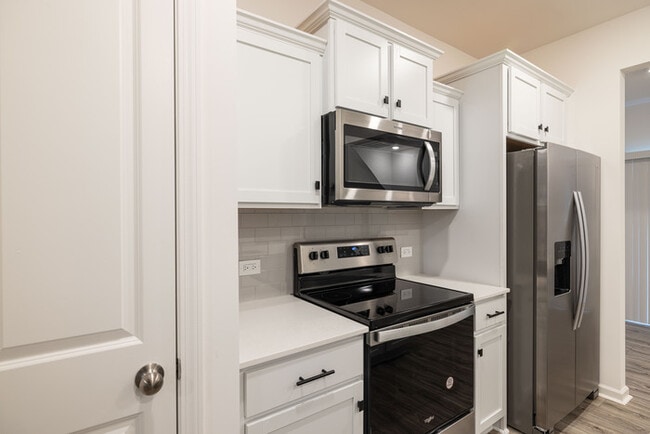 Building Photo - Lowell Townhome End Unit