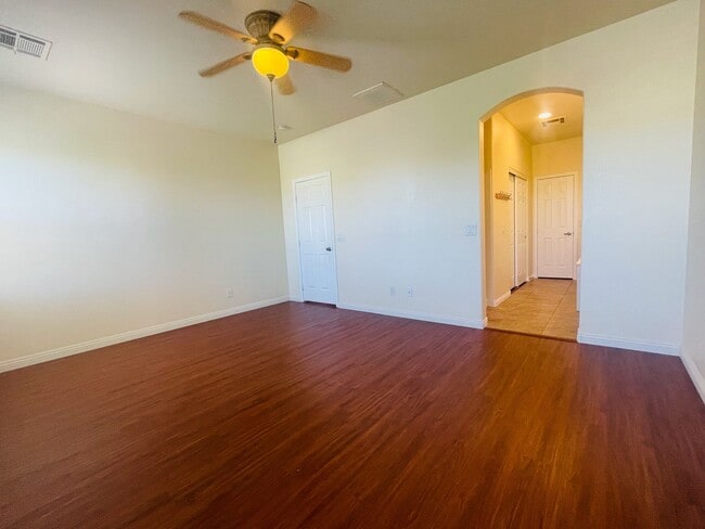 Building Photo - Newly Renovated 5 bd, 3 bth, Loft, w/ down...