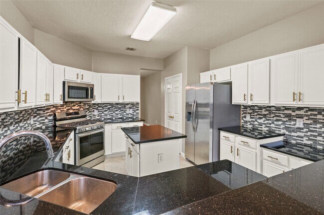 Building Photo - 10807 Oak Bayou Ln