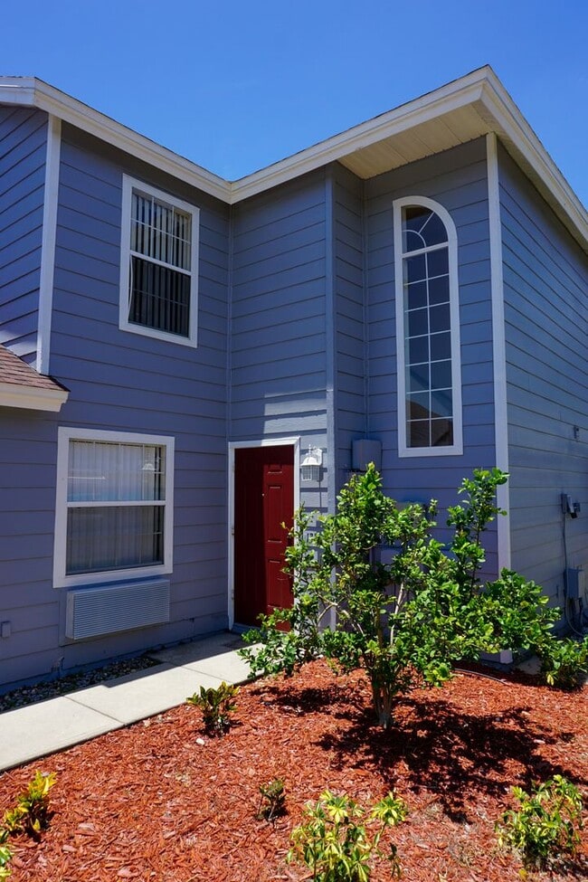Building Photo - TownHome in Island Club West