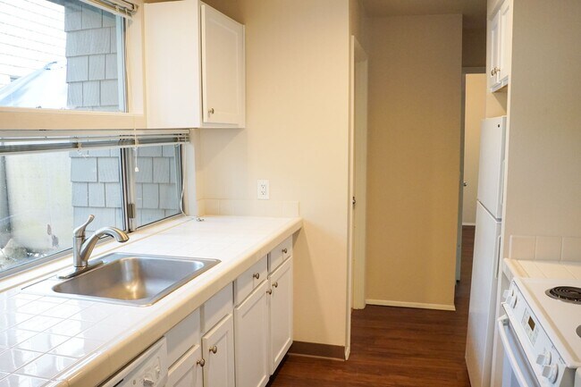 Building Photo - Gorgeous & Bright 1-Bed w/ Wood-Burning Fi...