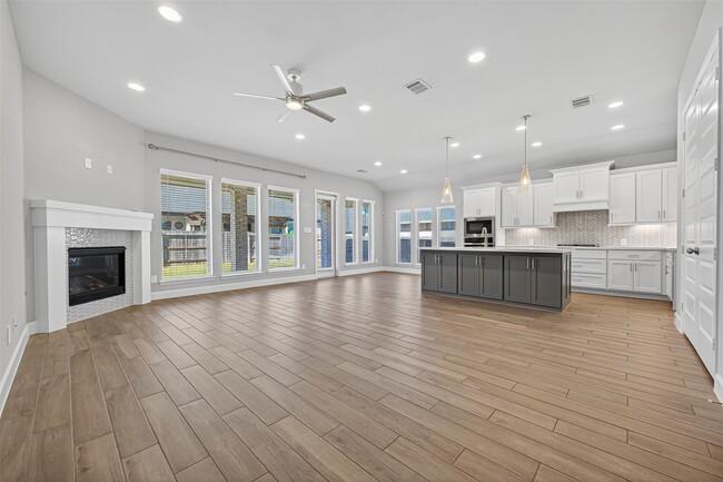 Building Photo - 15330 Legacy Pk Wy