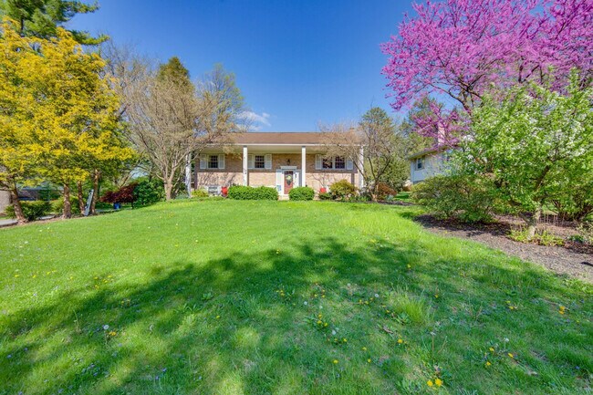 Building Photo - 25 Meadow View Dr