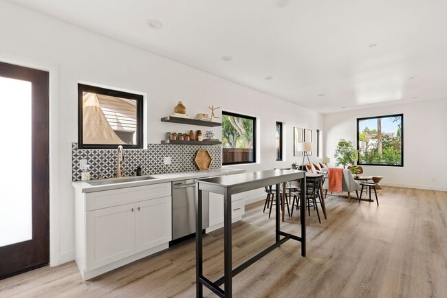 Building Photo - Stunning brand new construction, modern lu...