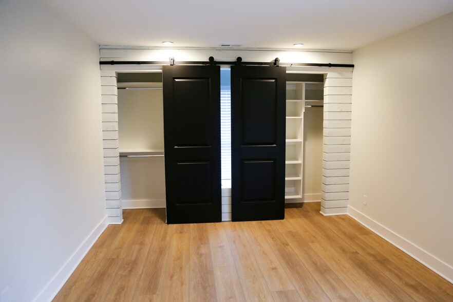 Building Photo - 249 E Blenkner St