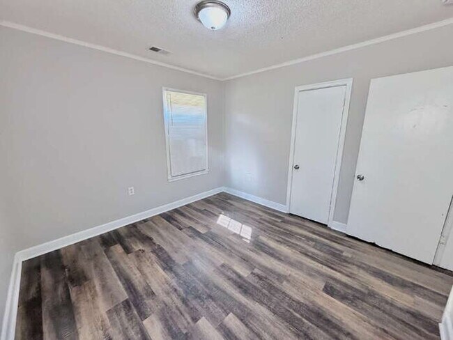 Building Photo - 101 E Davant Ave